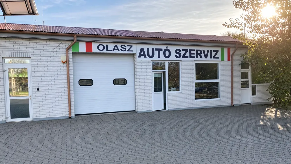 Az Olasz Autószerviz bejárata Debrecenben, a Balmazújvárosi úton